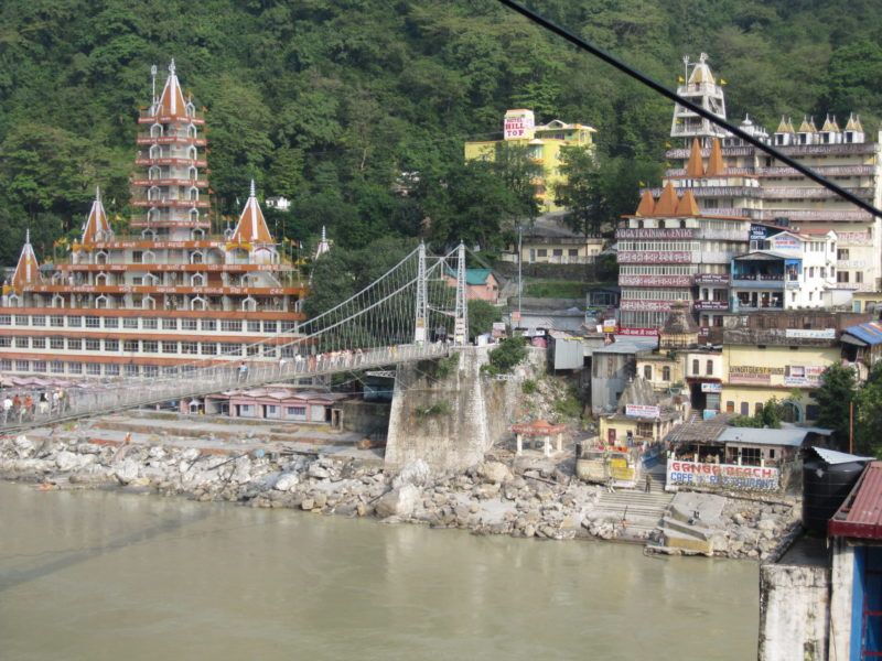Lakshman Jhula Brücke in Rishikesh von oben
