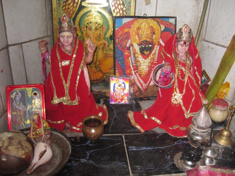 Ein kleiner Altar mitten in Varanasi