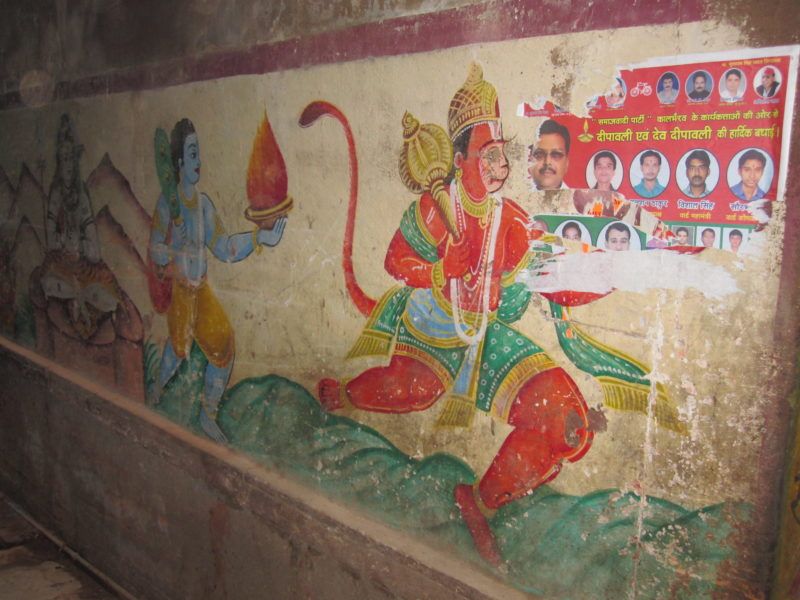 Hanuman an der Wand in Varanasi