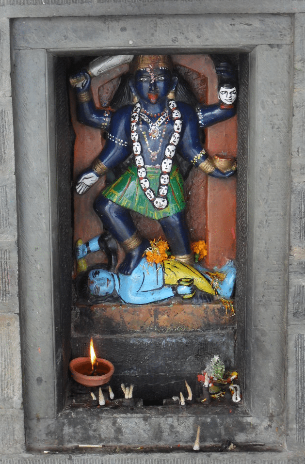 Kali in einer Wand im Chandrabadni Mandir