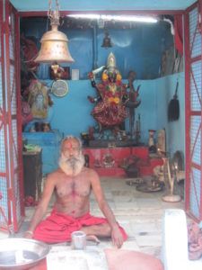 Kali Priester in Meditations Pose