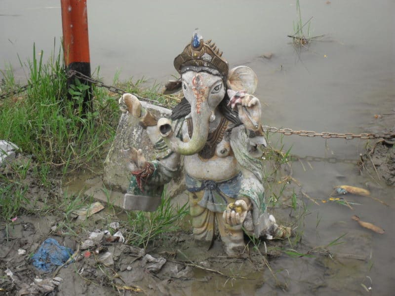 entsorgte Ganesha Murti am Ganges